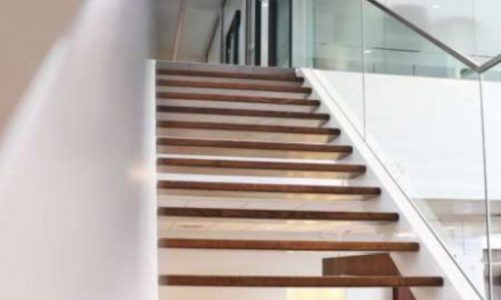 Jak stworzyć przestrzeń domu z wykorzystaniem schodów?