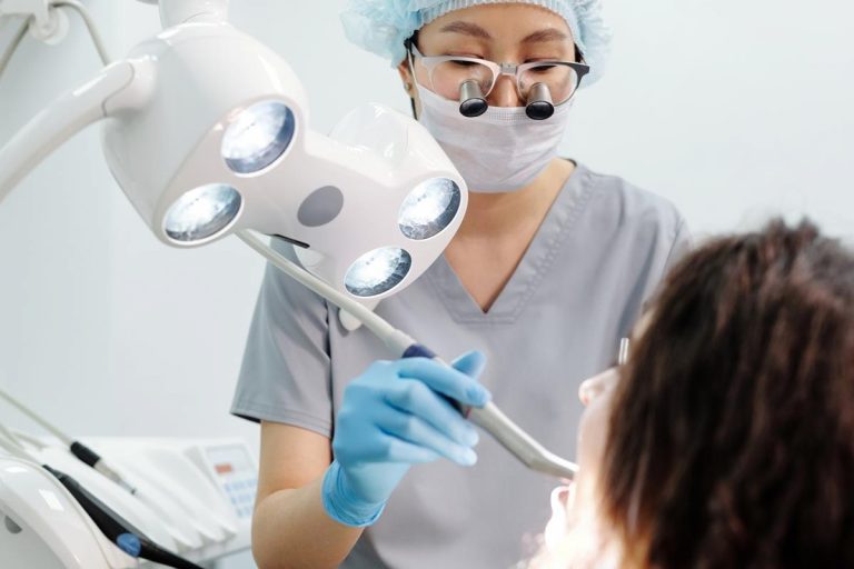Dlaczego warto nosić stały aparat ortodontyczny?