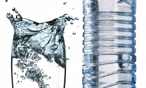 Woda z plastiku. Czy picie wody butelkowanej jest zdrowe?